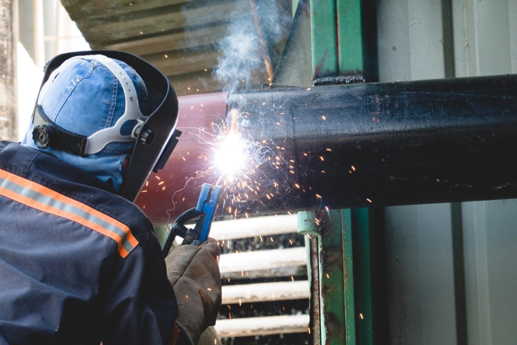 Equipo especializado de Talleres Mon S.L. realizando uniones metálicas de alta calidad