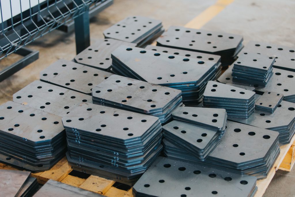 Piezas metálicas personalizadas fabricadas en Talleres Mon S.L. con maquinaria de precisión