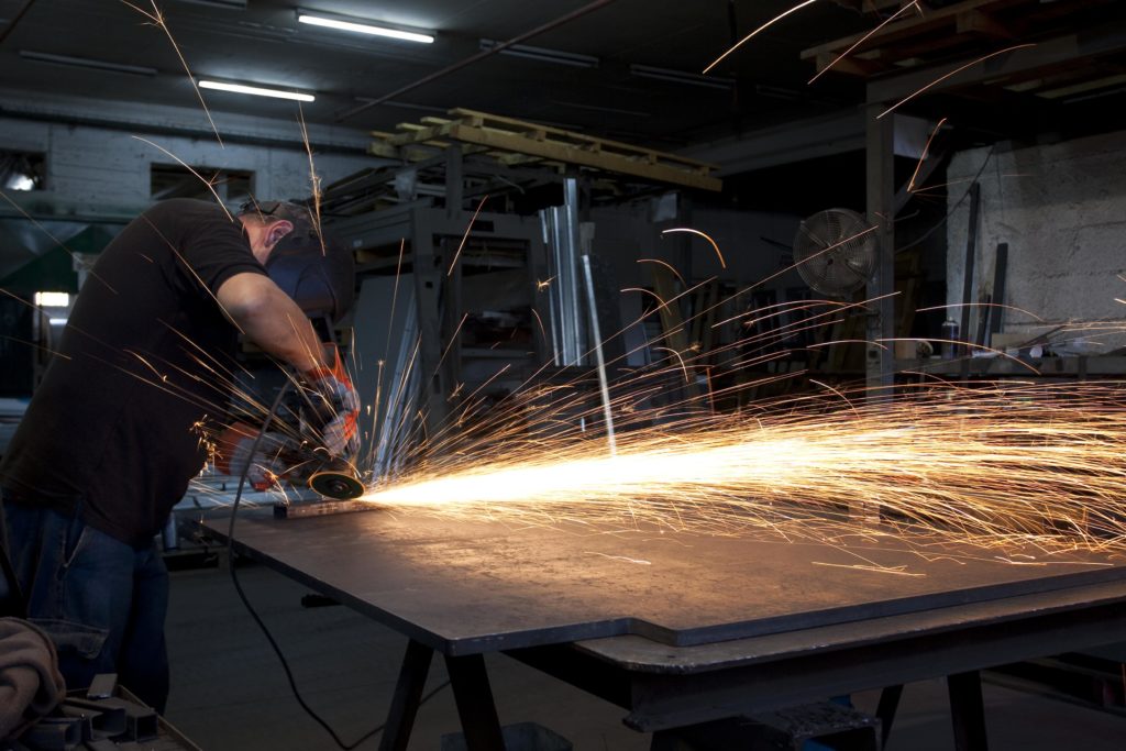 Operarios de Talleres Mon S.L. realizando procesos de mecanizado y corte